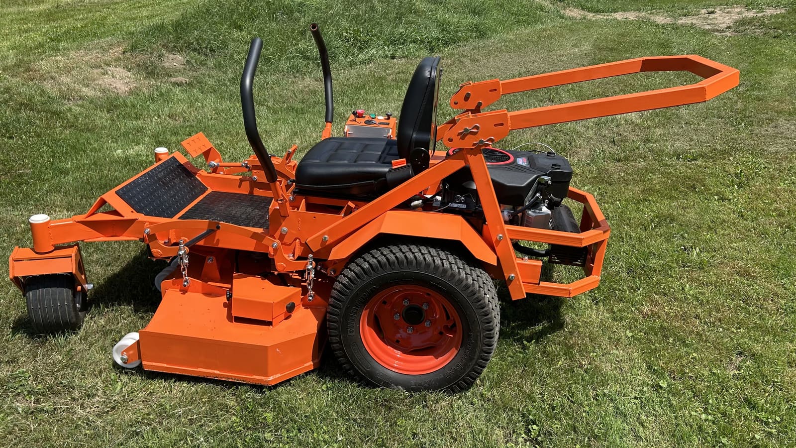 Xapra z boku — profesjonalny traktorek zero-turn z kosiskiem 122 cm i kołami 23×10,5-12