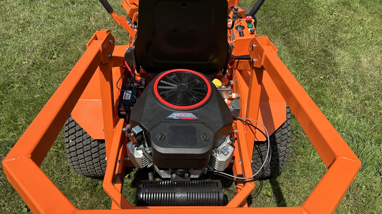 Silnik Loncin LC2P80FA 764 cm³ w ramie kosiarki zero-turn Xapra